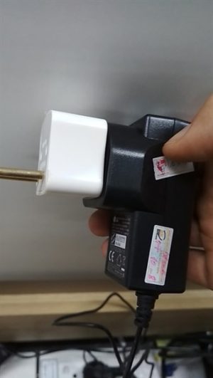 Phích chuyển đổi 3 chân sang 2 chân