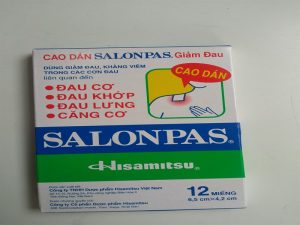 Cao dán Salonpas, 12 miếng /1 hộp, 6,5 cm x 4,2 cm.