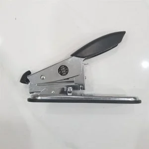 Dập ghim to Deli 0397 dập 50 trang