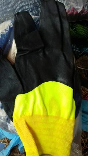 Găng tay phủ nhựa đen vàng (bịch 12 đôi)