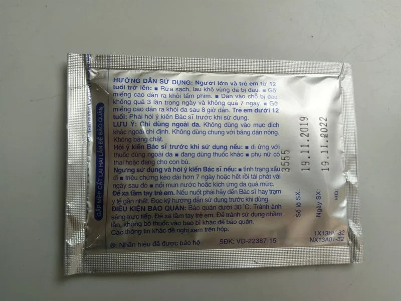 Cao dán Salonpas, 12 miếng /1 hộp, 6,5 cm x 4,2 cm. 3 7336a197e0144c55b92daad9b1703ded