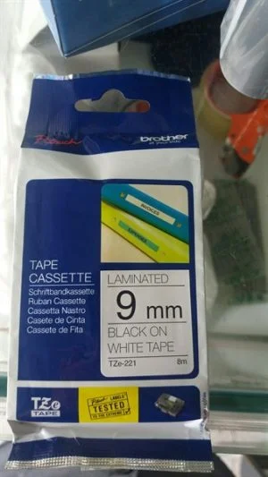 Cuộn nhãn in TZE221 chữ đen nền trắng 9mm