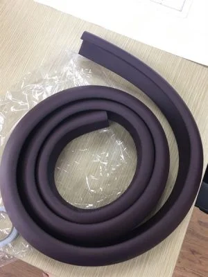 Bọt biển bọc cạnh bàn