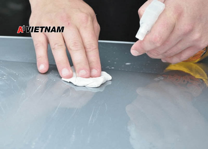 Vệ sinh bề mặt sạch sẽ, khô ráo trước khi sử dụng keo silicone