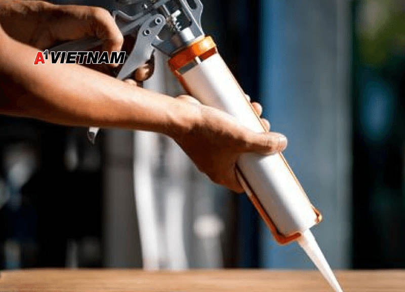 Sau khi xịt keo silicon bằng súng xong cần vệ sinh sạch sẽ keo bám trên dụng cụ