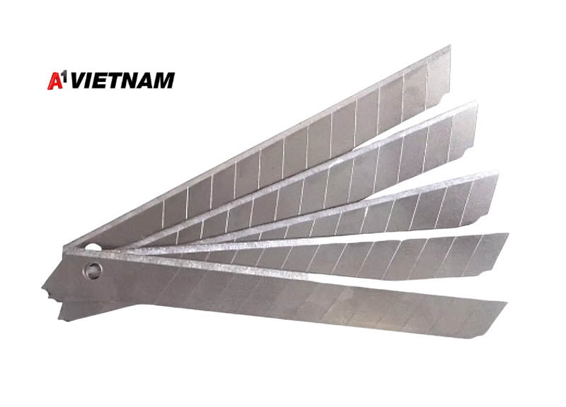 Sử dụng dao chuyên dụng để cắt tia những keo thừa bên ngoài