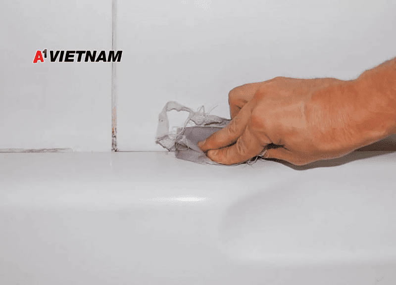 Cách bắn keo silicon không cần súng hiệu quả 4 Vệ sinh hoàn thiện bề mặt sau khi dán keo silicone xong