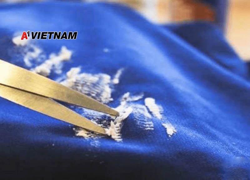 Tẩy keo silicone dính trên quần áo dễ dàng bằng nước ấm và bột giặt