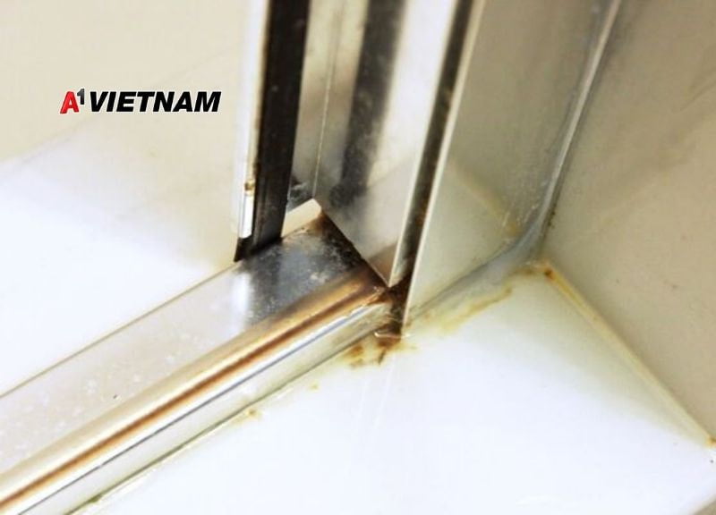 Sử dụng keo kém chất lượng sẽ dẫn đến hiện tượng nhôm bị gỉ, ố vàng