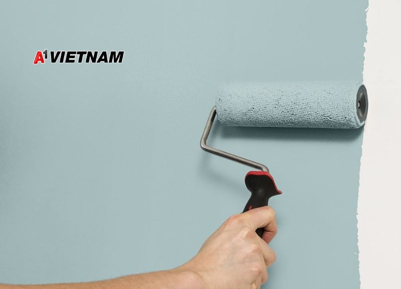 Với sơn chống thấm màu thì nên sử dụng 1 lớp sơn lót hoặc sơn kháng kiềm để tăng khả năng bám dính cũng như chống thấm tốt hơn