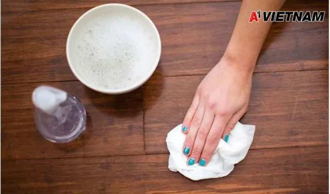 Hướng dẫn cách gỡ keo dán gỗ hiệu quả và an toàn 4 Tẩy keo dán trên gỗ bằng xà phòng kết hợp nước ấm